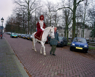 840126 Afbeelding van Sinterklaas op zijn schimmel onderweg naar het kantoor van het BRU (Bestuur Regio Utrecht, ...